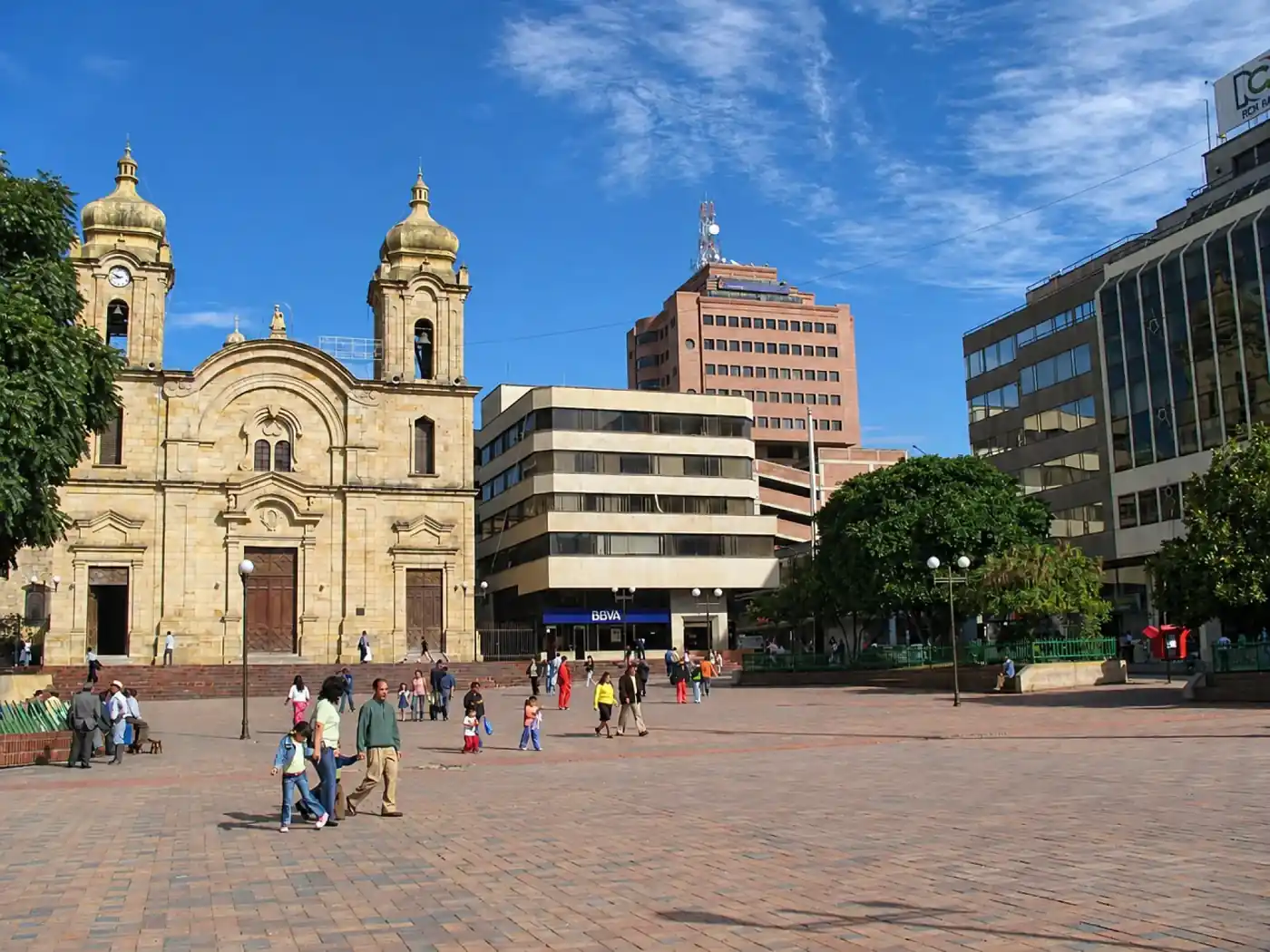 Catedral y plaza central de Duitama bajo un cielo azul