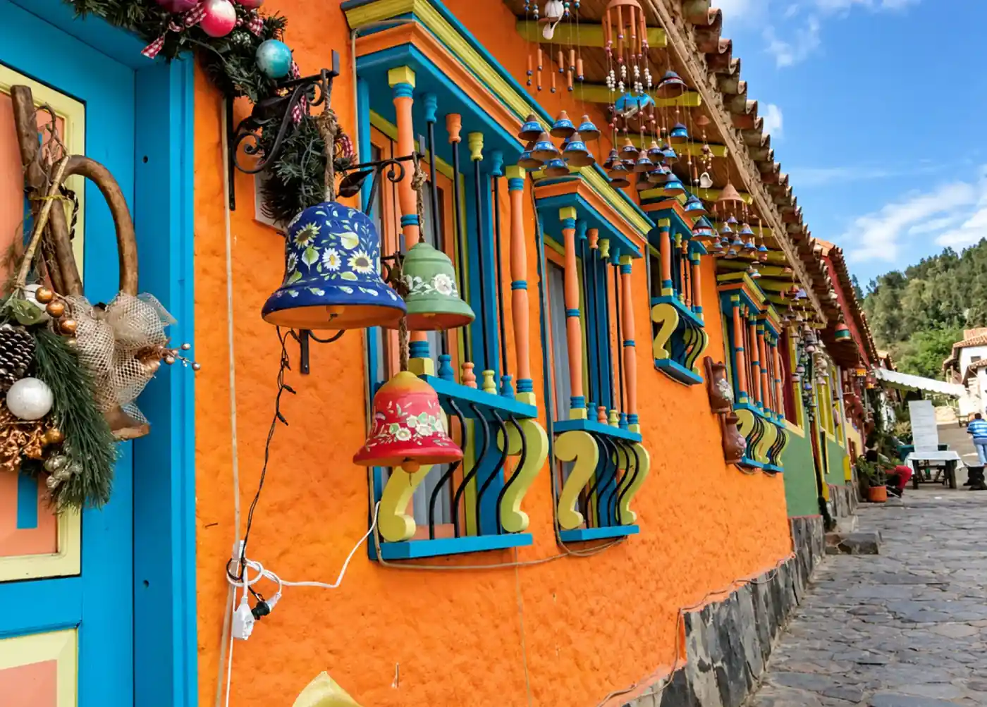 Fachada colorida con campanas de cerámica pintadas en el Pueblito Boyacense